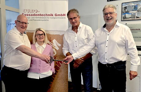 Symbolische Schlüsselübergabe der bisherigen Geschäftsführer Siegmar Christ und Reinhard Pfalzgraf an Christian Forster mit Frau Christina