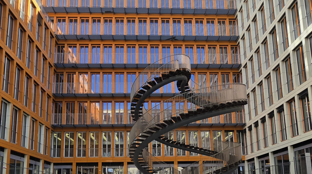 Mehrstöckiges Bürogebäude mit neuer Fassade