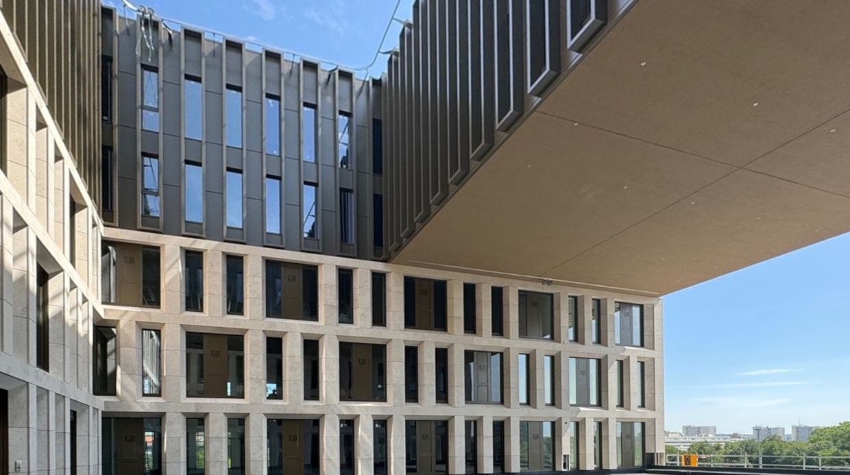 Mehrstöckiges Bürogebäude mit neuer Fassade