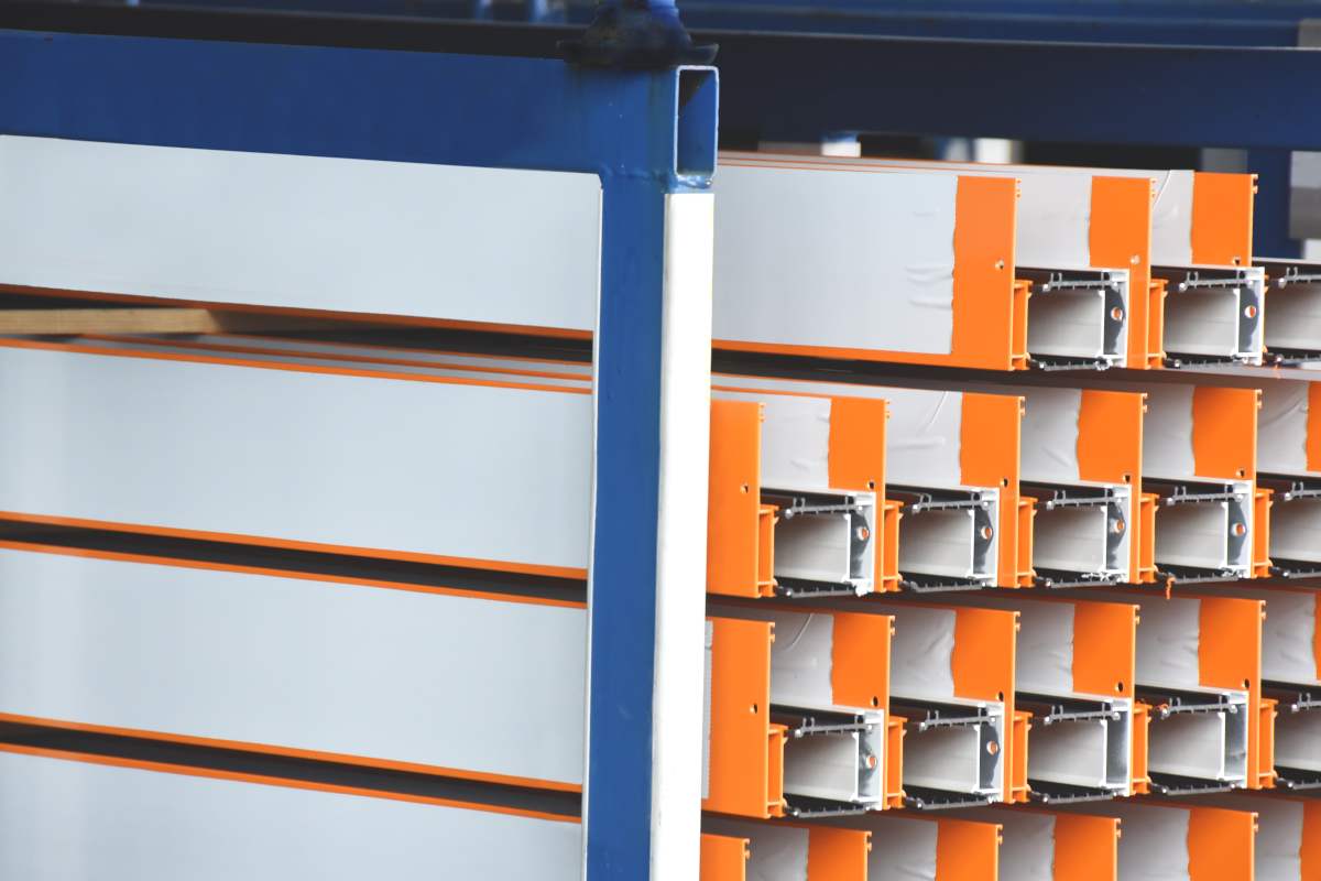 Neue Fensterprofile liegen in einer Schüco-Transportkiste